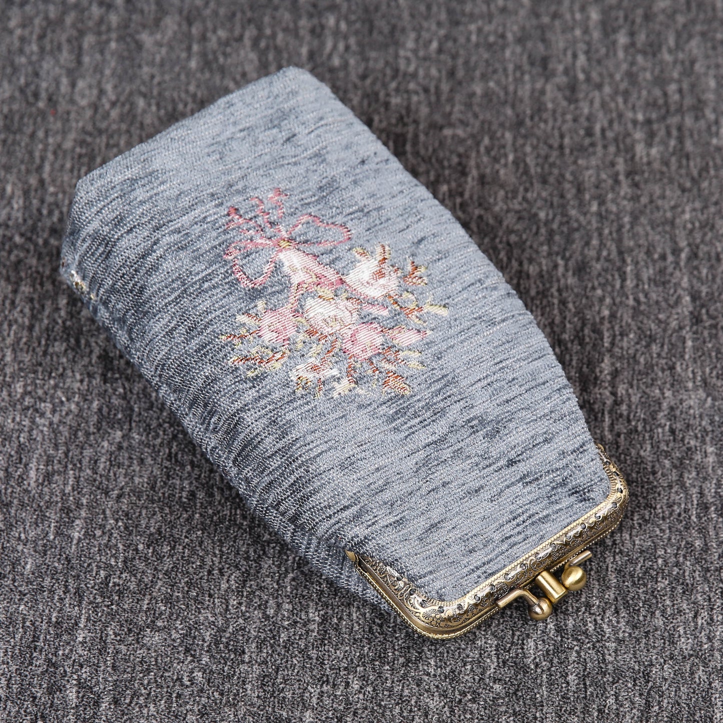 Vintage Carpet Glasses Case Double Kiss Lock<br>Bouquet Pattern