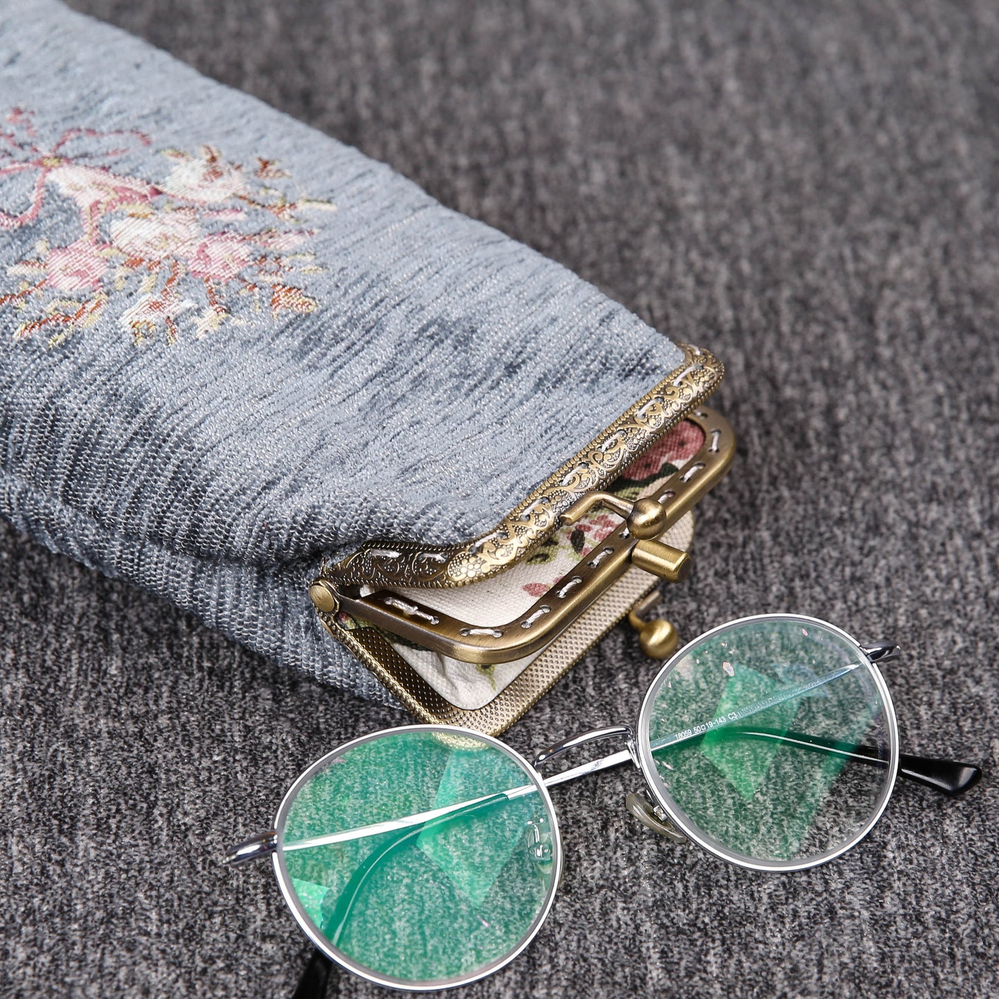 Vintage Carpet Glasses Case Double Kiss Lock<br>Bouquet Pattern