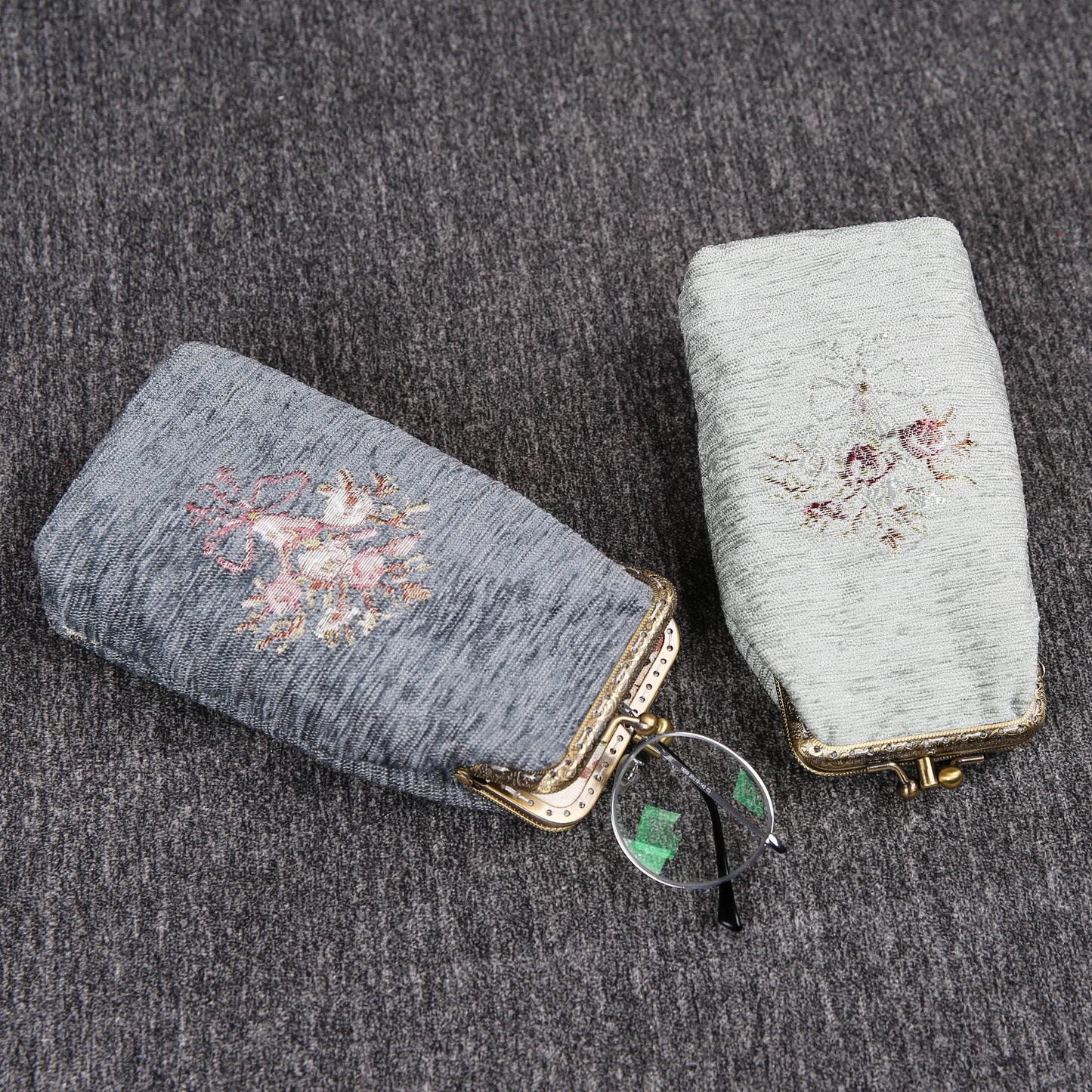 Vintage Carpet Glasses Case Double Kiss Lock<br>Bouquet Pattern