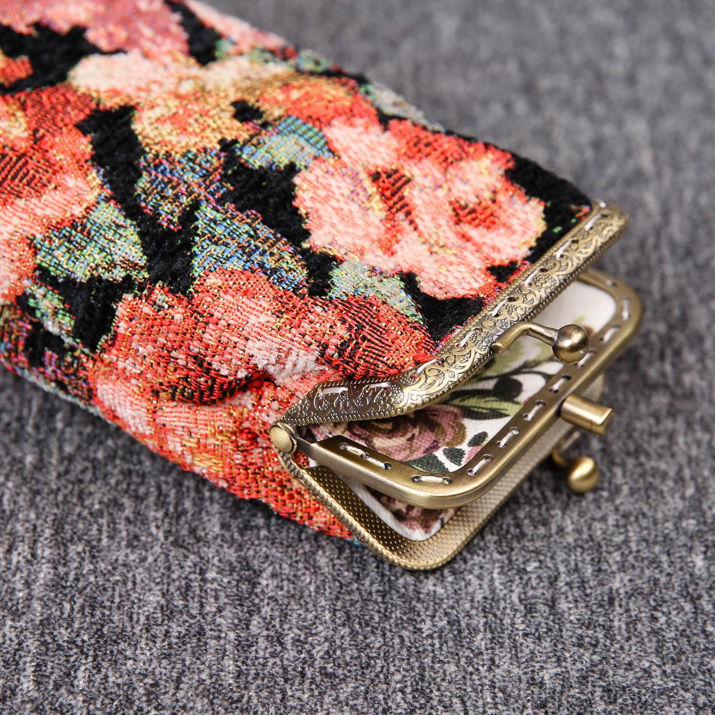 Vintage Carpet Glasses Case Double Kiss Lock<br>Floral Rose