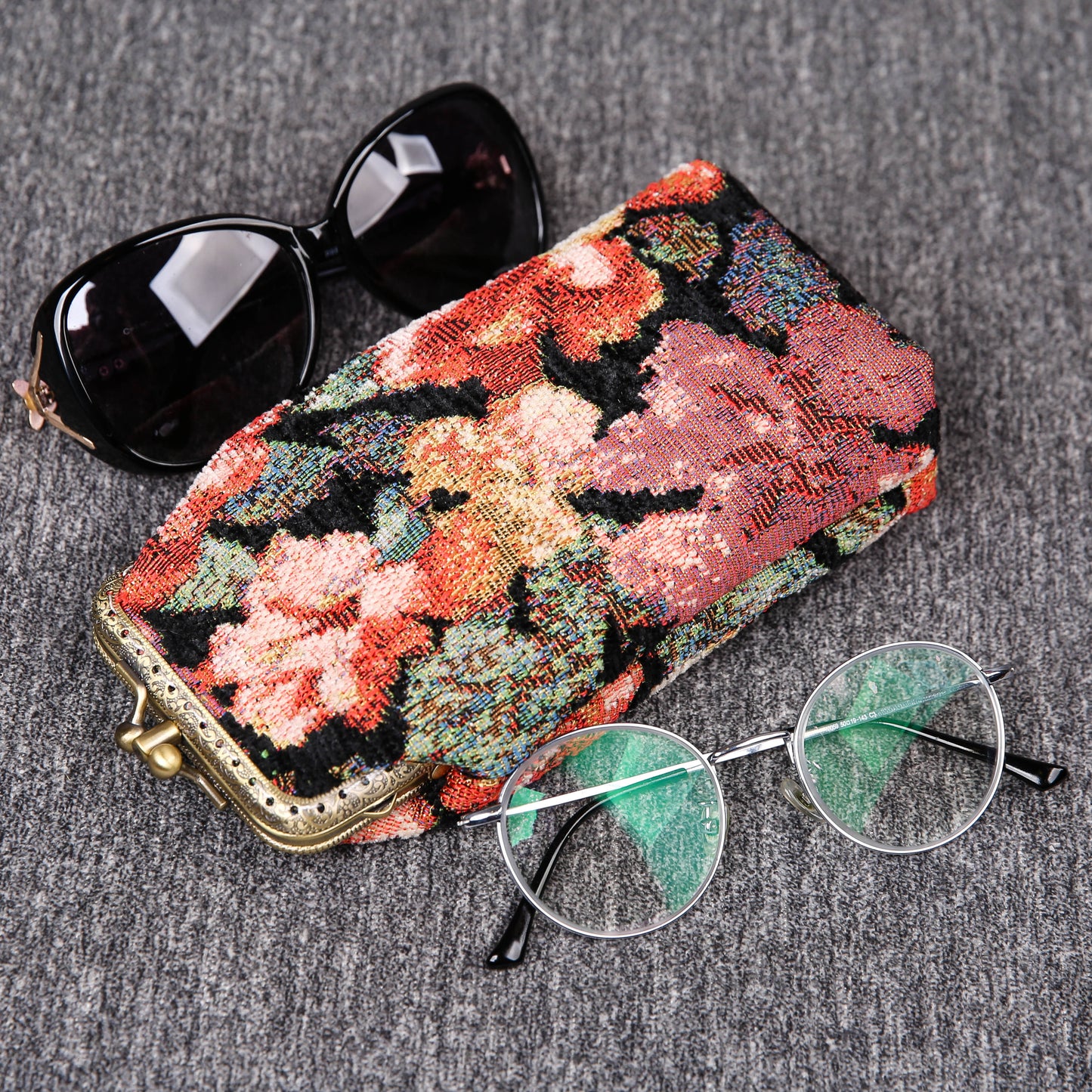 Vintage Carpet Glasses Case Double Kiss Lock<br>Floral Rose