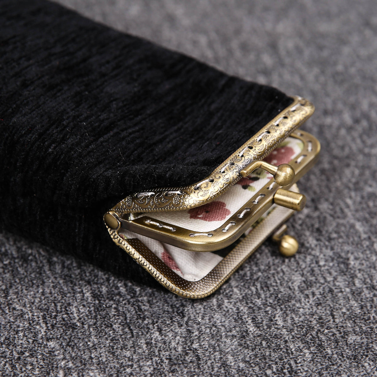 Vintage Carpet Glasses Case Double Kiss Lock<br>Solid Color