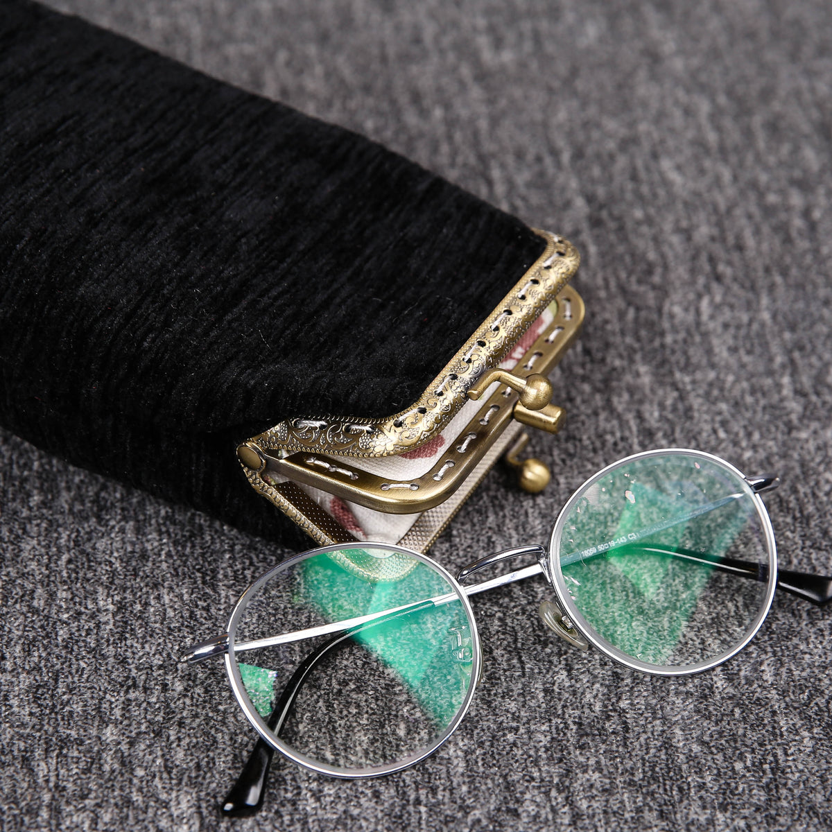 Vintage Carpet Glasses Case Double Kiss Lock<br>Solid Color