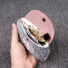 Load image into Gallery viewer, Minimalist Style Leather Carpet Coin Purse&lt;br&gt;Bouquet Pattern
