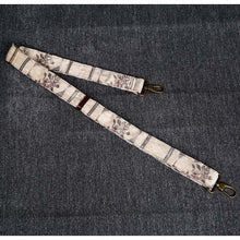 Load image into Gallery viewer, Carpet Purse&lt;br&gt;Ethnic Stripes Cream
